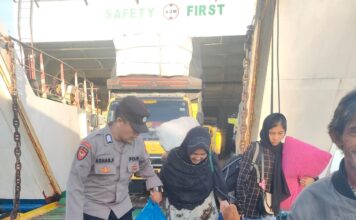 Personel KP-3 Polresi Melu Amankan Kedatangan Kapal Ferry KMP Aceh Hebat III