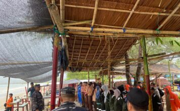 Kapolsek Simeulue Timur Berpartisipasi dalam Kegiatan Bersih Pantai Bersama TNI AL