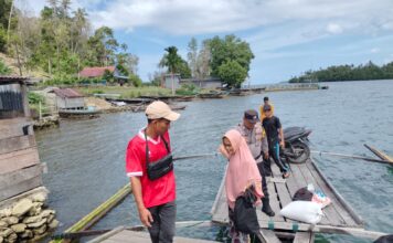 Personel Polsek Simeulue Barat Bantu Warga Saat Patroli Rutin