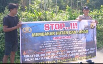Personel Polsek Teluk Dalam Sosialisasikan Bahaya Karhutla kepada Warga