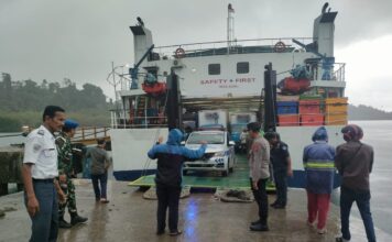 Personel KP3 Polres Simeulue Amankan Kedatangan Kapal KMP Teluk Sinabang