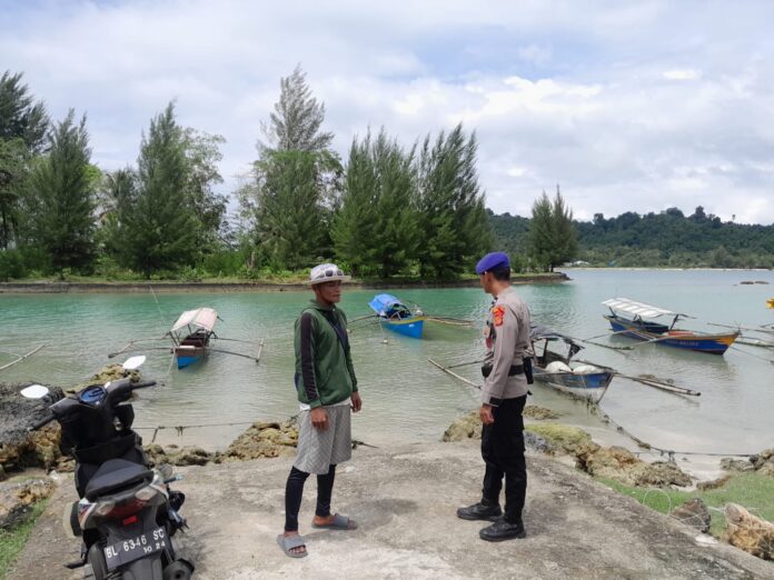 Personel Sat Airud Polres Simeulue Sosialisasikan Peraturan Kelautan dan Keselamatan kepada Nelayan Tradisional