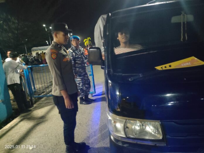Personel KP3 Polres Simeulue Amankan Keberangkatan KMP Teluk Sinabang