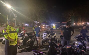 Personel Satlantas Polres Simeulue Gelar Patroli Blue Light Antisipasi Balap Liar di Kota Sinabang