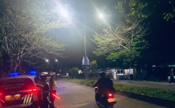 Personel Satlantas Polres Simeulue Laksanakan Pengamanan Jalur di Kota Sinabang dalam Rangka Operasi Ketupat Seulawah 2025