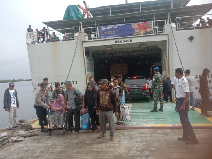 Polres Simeulue Amankan Keberangkatan KMP Aceh Hebat 1 di Pelabuhan Kolok Sinabang