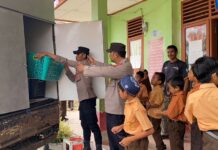 Polsek Simeulue Barat Bagikan 1.988 Paket Makanan Bergizi Gratis untuk Pelajar