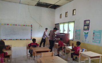 POLRES SIMEULUE GELAR PEMBAGIAN MAKAN BERGIZI GRATIS DI TIGA KECAMATAN