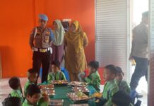 POLSEK SIMEULUE BARAT DUKUNG PROGRAM PEMERINTAH MELALUI PEMBAGIAN MAKAN BERGIZI GRATIS UNTUK PELAJAR