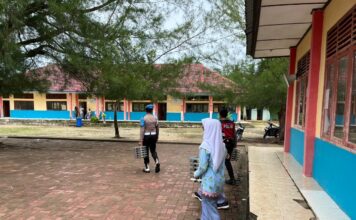 POLRES SIMEULUE MELALUI POLSEK SALANG SALURKAN MAKANAN BERGIZI GRATIS UNTUK 1.494 SISWA DI DUA KECAMATAN