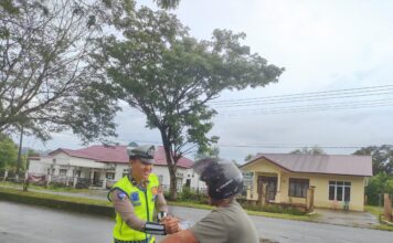 Satlantas Polres Simeulue Gelar Kegiatan Polisi Menyapa Masyarakat untuk Tingkatkan Kepatuhan Berlalu Lintas