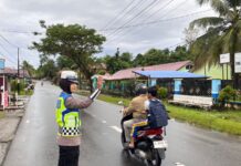 SATLANTAS POLRES SIMEULUE LAKSANAKAN STRONG POINT PAGI GUNA WUJUDKAN KAMSELTIBCAR LANTAS DI KABUPATEN SIMEULUE
