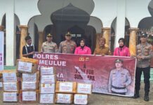 POLRES SIMEULUE SALURKAN BANTUAN SEMBAKO KEPADA KORBAN BANJIR DI GAMPONG IE ITAM BAROH KECAMATAN WOYLA KABUPATEN ACEH BARAT