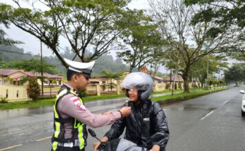 SAT LANTAS POLRES SIMEULUE LAKSANAKAN KEGIATAN “POLISI MENYAPA MASYARAKAT” UNTUK TINGKATKAN KESADARAN BERLALU LINTAS