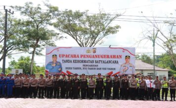 POLRES SIMEULUE GELAR UPACARA PENGANUGRAHAN TANDA KEHORMATAN SATYALANCANA PENGABDIAN