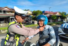 SAT LANTAS POLRES SIMEULUE LAKSANAKAN KEGIATAN POLISI MENYAPA MASYARAKAT