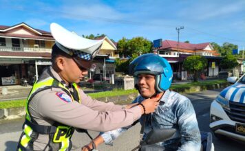 SAT LANTAS POLRES SIMEULUE LAKSANAKAN KEGIATAN POLISI MENYAPA MASYARAKAT