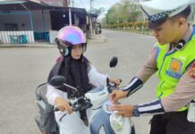 SAT LANTAS POLRES SIMEULUE LAKSANAKAN KEGIATAN “POLISI MENYAPA MASYARAKAT” UNTUK TERTIB BERLALU LINTAS