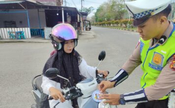 SAT LANTAS POLRES SIMEULUE LAKSANAKAN KEGIATAN “POLISI MENYAPA MASYARAKAT” UNTUK TERTIB BERLALU LINTAS