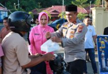 POLRES SIMEULUE BAGIKAN TAKJIL KEPADA MASYARAKAT, PERERAT SILATURAHMI DI BULAN SUCI RAMADAN