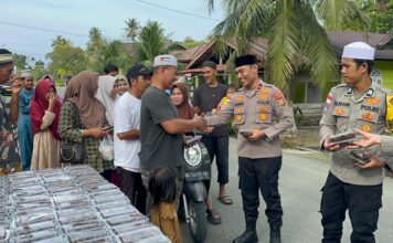 Kapolsek Teluk Dalam Bagikan 125 Kg Kurma kepada Masyarakat Kecamatan Teluk Dalam