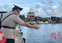 POLRES SIMEULUE GELAR UPACARA DAN TABUR BUNGA DI LAUT DALAM RANGKA HUT BHAYANGKARA KE-80 TAHUN 2026