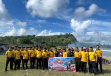 Polres simeulue gelar aksi bersih pantai dalam rangka sambut hari bhayangkara ke 80
