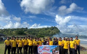 Polres simeulue gelar aksi bersih pantai dalam rangka sambut hari bhayangkara ke 80