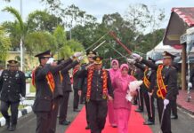 POLRES SIMEULUE GELAR TRADISI PELEPASAN WISUDAWAN PURNA TUGAS KOMPOL ZULKIFLI SARAGIH, WUJUD PENGHORMATAN ATAS PENGABDIAN KEPADA BANGSA DAN NEGARA