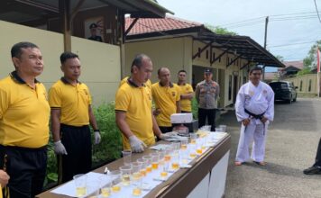 POLRES SIMEULUE GELAR TES URINE DAN UJIAN BELA DIRI POLRI BAGI PERSONEL USULAN KENAIKAN PANGKAT