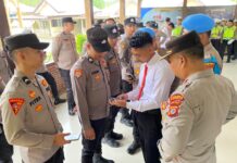 Waka Polres Simeulue Bersama Kasi Propam Lakukan Pengecekan HP Personel, Wujudkan Disiplin dan Integritas Anggota