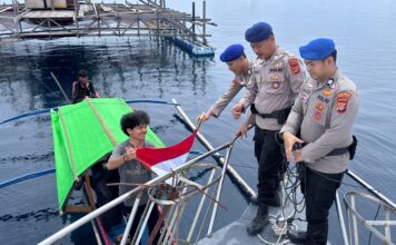 Polres Simeulue Bagikan Bendera Merah Putih kepada Masyarakat Pesisir dan Kapal yang Melintas
