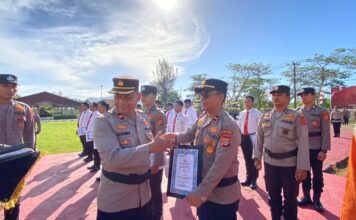 Polres Simeulue Berikan Penghargaan atas Pengibaran Bendera Merah Putih di Dasar Laut Kepulauan Simeulue