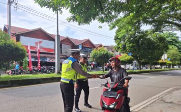 Polantas Karib Menyapa Masyarakat, Edukasi Tertib Berlalu Lintas di Jalan Raya