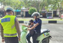 Polantas Karib Menyapa Masyarakat, Satlantas Polres Simeulue Edukasi Pengguna Jalan untuk Tertib Berlalu Lintas
