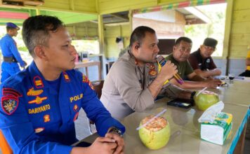 Kapolres Simeulue Silaturahmi dengan Nelayan Desa Air Pinang, Imbau Utamakan Keselamatan Saat Melaut