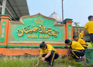 Jumat Bersih, Personel Polres Simeulue Gotong Royong Bersihkan Masjid Nurul Ihsan