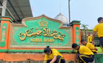 Jumat Bersih, Personel Polres Simeulue Gotong Royong Bersihkan Masjid Nurul Ihsan