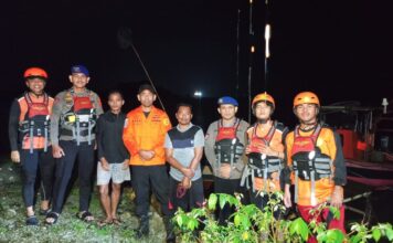 RESPONS CEPAT POLRES SIMEULUE, DUA NELAYAN ALAMI MESIN KAPAL MATI MENDADAK DI LAUT BERHASIL DIEVAKUASI