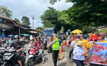 Polres Simeulue Lakukan Pengamanan Lalin Kegiatan Karnaval HUT ke-27 Kabupaten Simeulue, Kegiatan Berlangsung Aman dan Kondusif