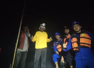 RESPONS CEPAT POLRES SIMEULUE BERSAMA BASARNAS, DUA NELAYAN HANYUT BERHASIL DIEVAKUASI SELAMAT